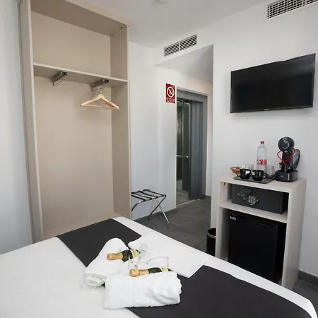 Nerja-centro-jacuzzi- Mirador De La Ermita- Adults Recommended Pensión